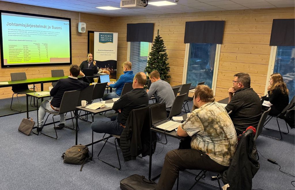 Työpajan osallistujia seuraamassa koulutusta.