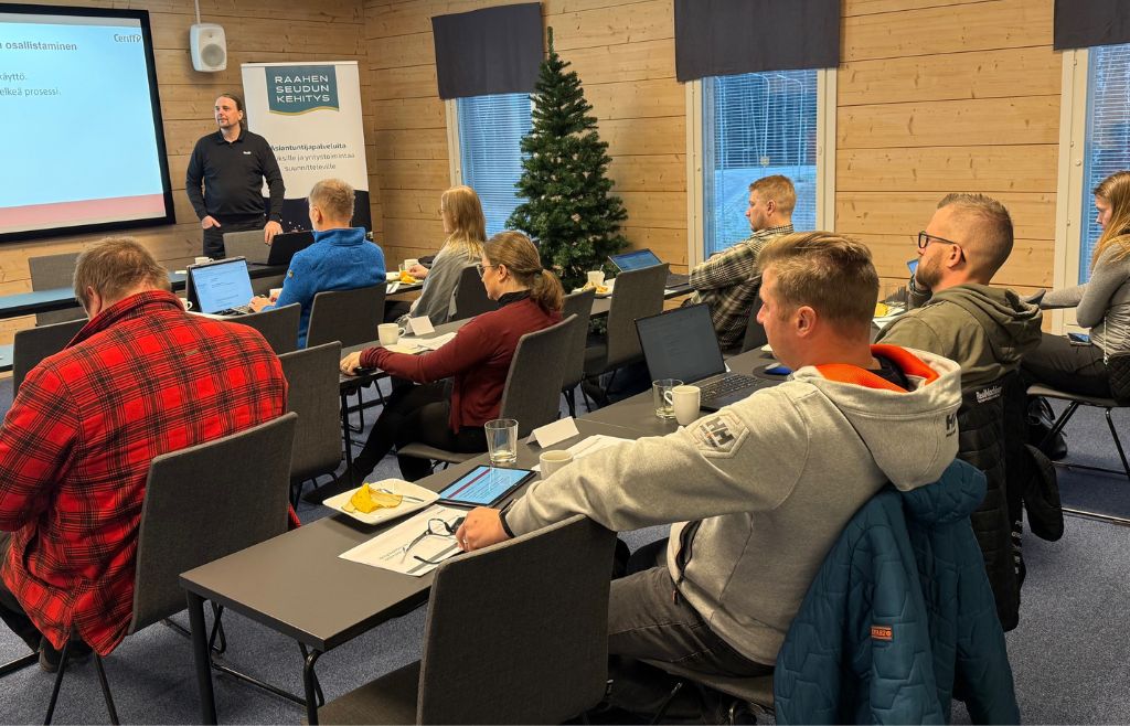 Työpajan osallistujia seuraamassa koulutusta.