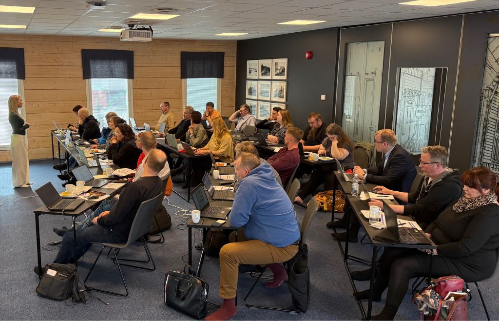 Työpajan osallistujia seuraamassa tekoälykoulutusta.