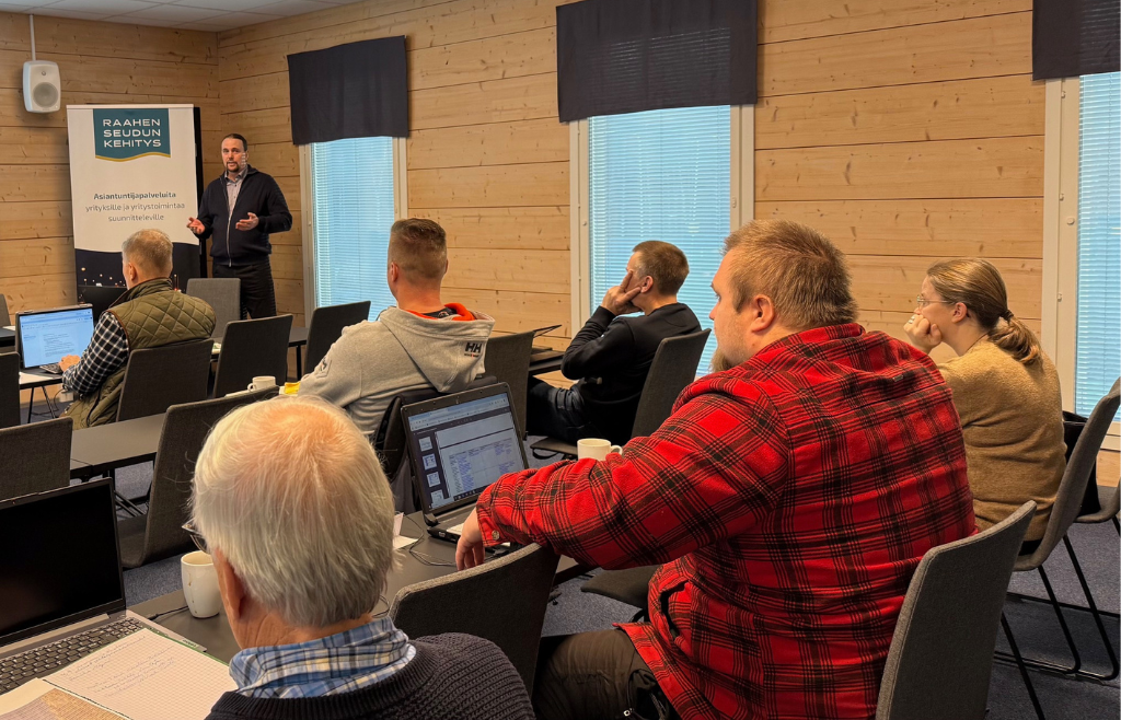 Työpajan osallistujia seuraamassa koulutusta.