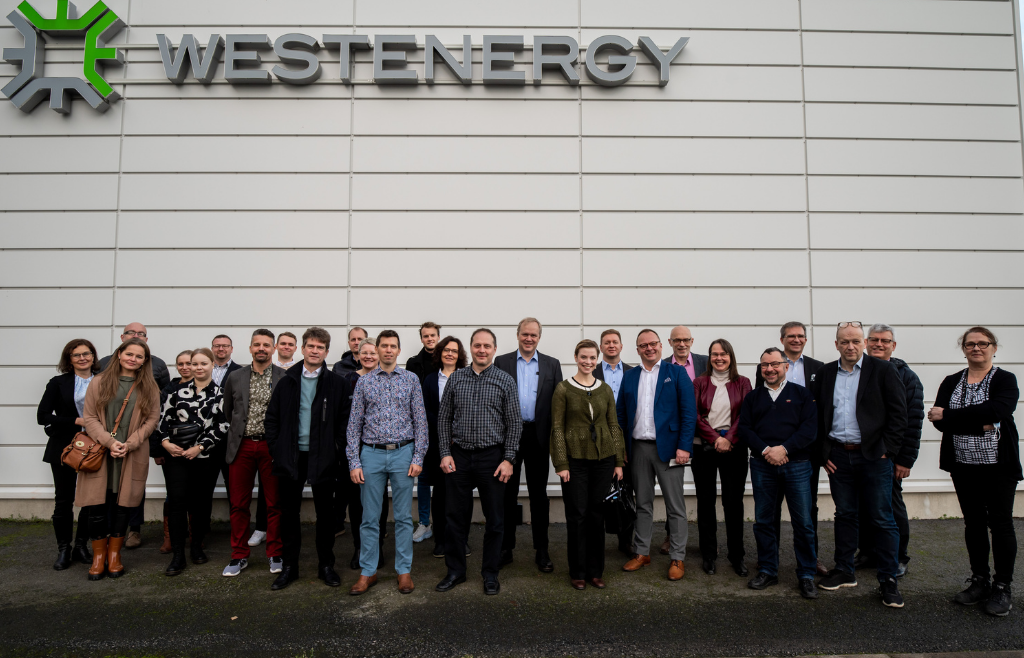 Verkosto kokoontui ensimmäisen kerran Vaasassa. Westenergyn edustalla otettu ryhmäkuva Vaasan kokoukseen osallistuneista.