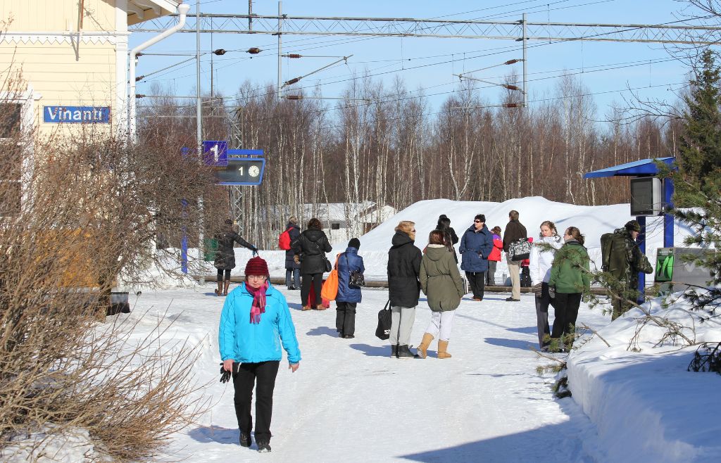 Henkilöitä talvella Vihannin rautatieasemalla.