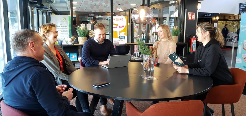 Pohjois-Pohjanmaan Yritysmarkkinat järjestetään BusinessAsemalla, jossa tilaisuutta suunnittelivat Jarmo Siipola, Tuija Aitto-oja, Riku Huhta, Sari Kauppila ja Paula Pihlajamaa. Kuva: Pohjois-Pohjanmaan Yrittäjät. Viisi henkilöä kerääntyneenä pyöreän pöydän ääreen.