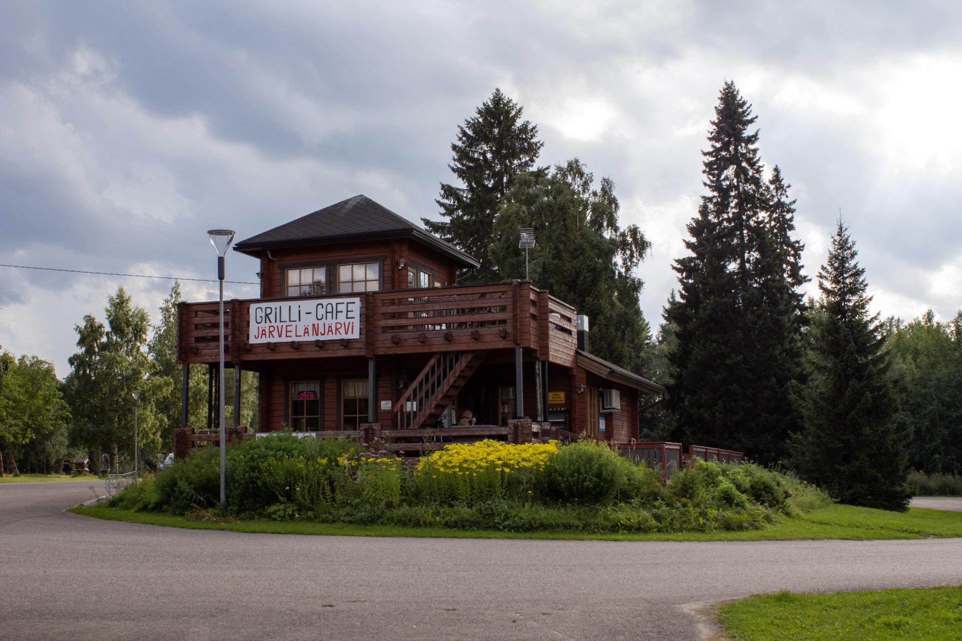 Järvelänjärven Grilli-Cafen kaksikerroksinen puurakennus.